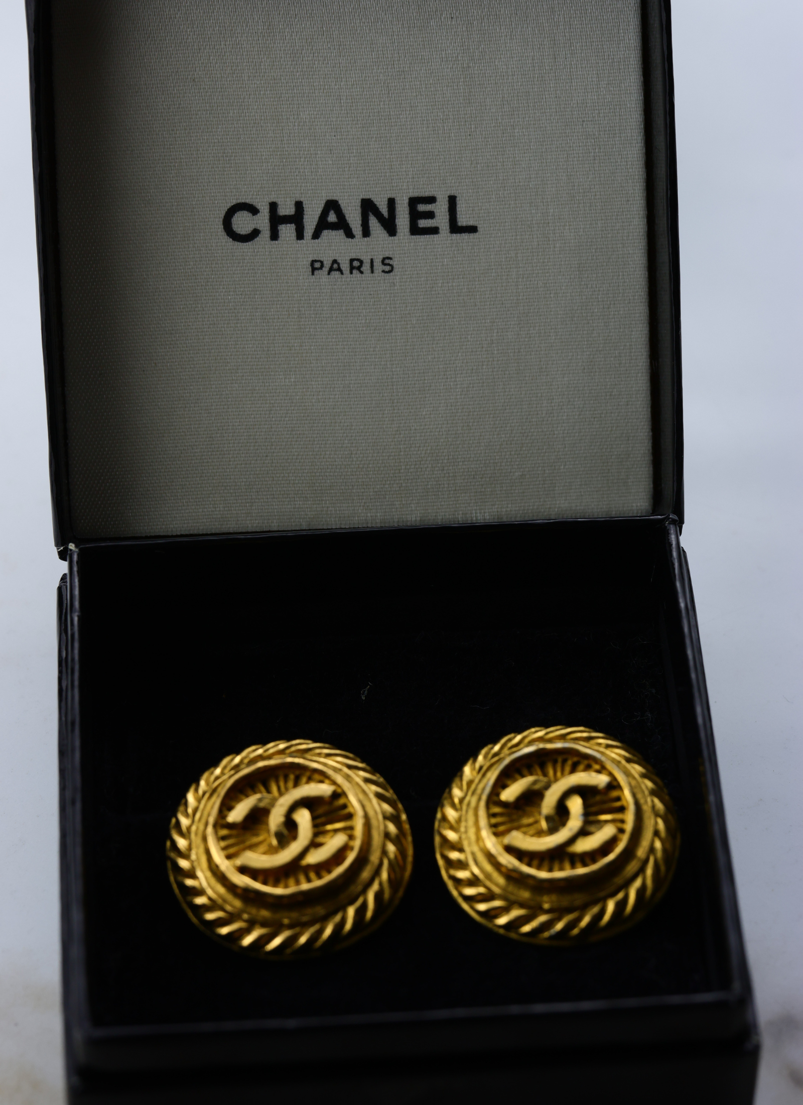 CHANEL - pozłacane zdobne klipsy