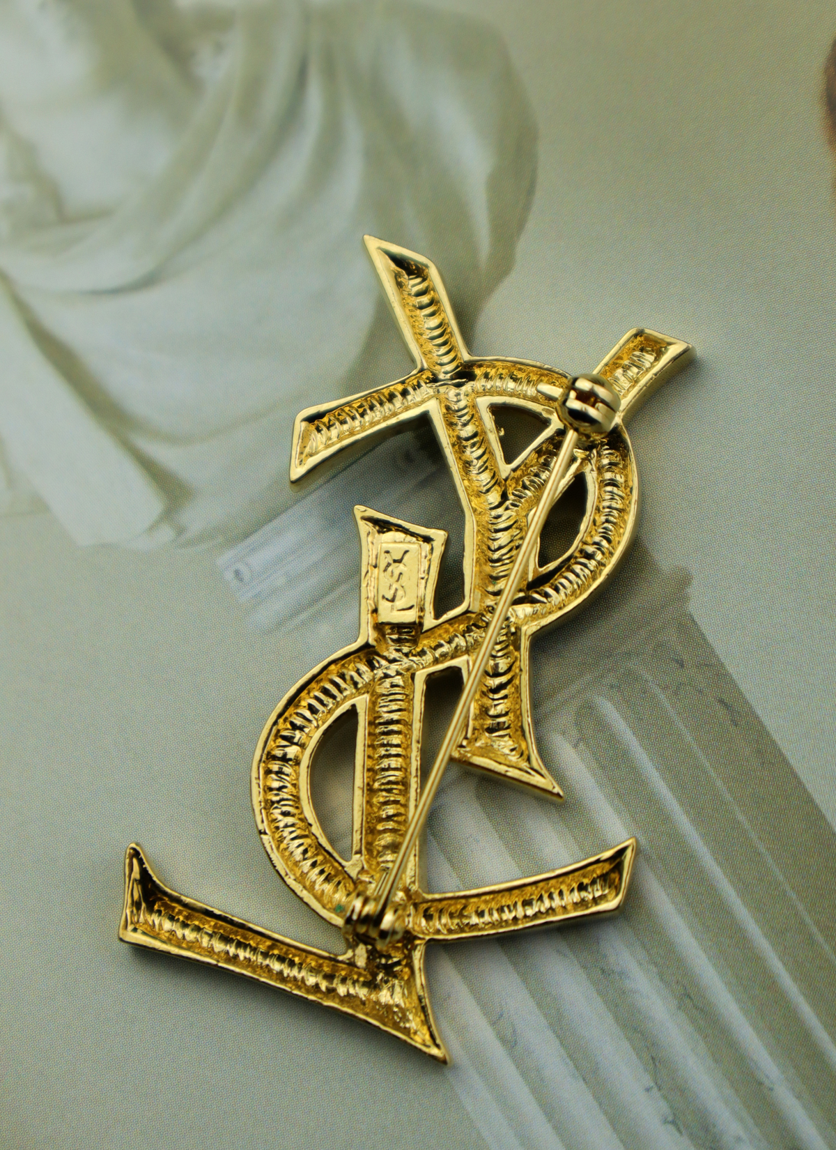 Yves Saint Laurent vintage broszka Cassandre