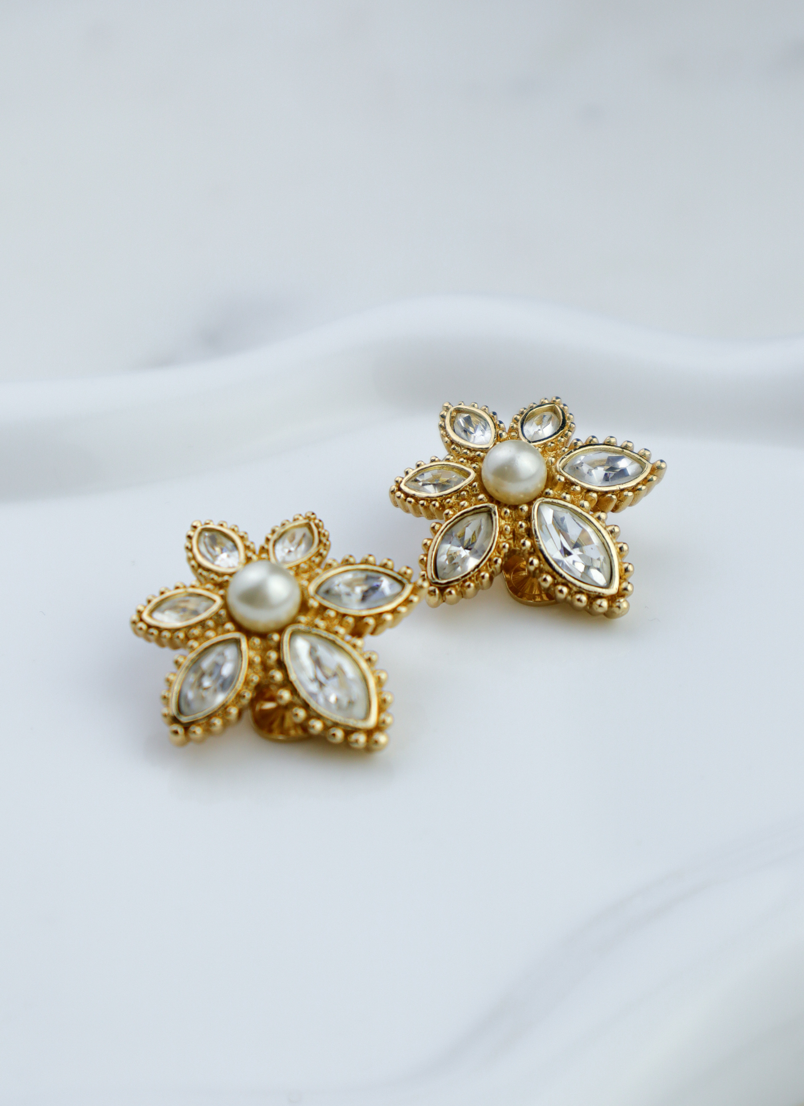 Christian Dior - vintage klipsy Kwiaty z Perłą i Kryształami