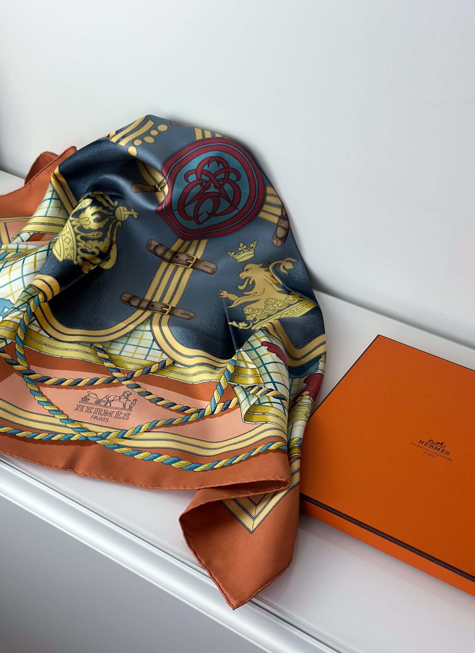 Hermès - jedwabna apaszka "Grande Tenue"