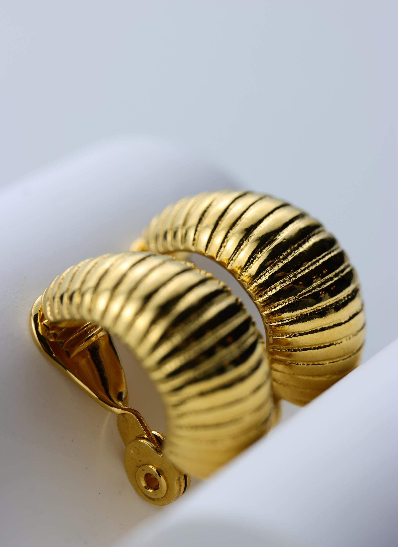 Monet - klasyczne pozłacane klipsy