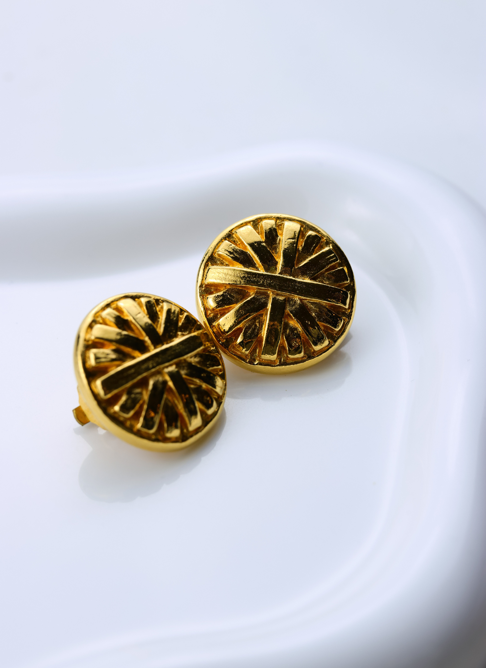 Givenchy - klipsy złote rzeźbione okręgi