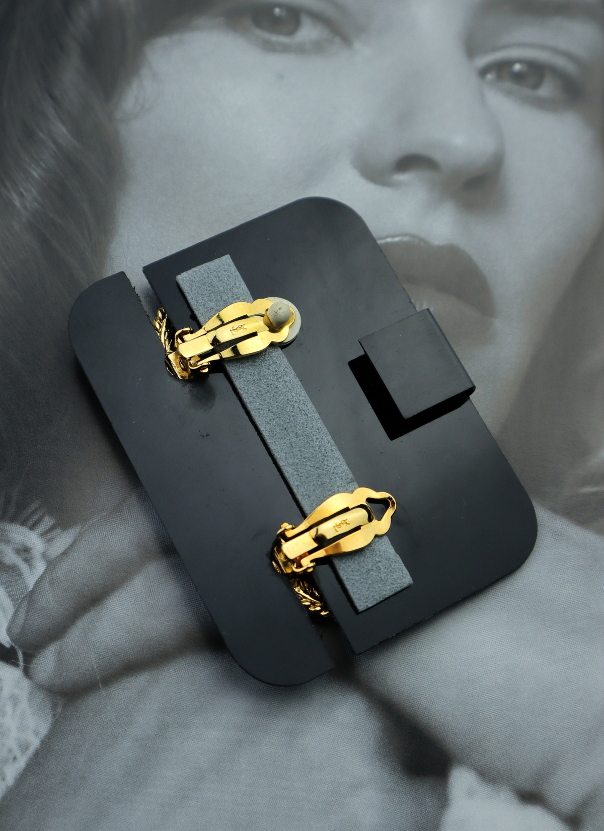 Yves Saint Laurent vintage klipsy medaliony
