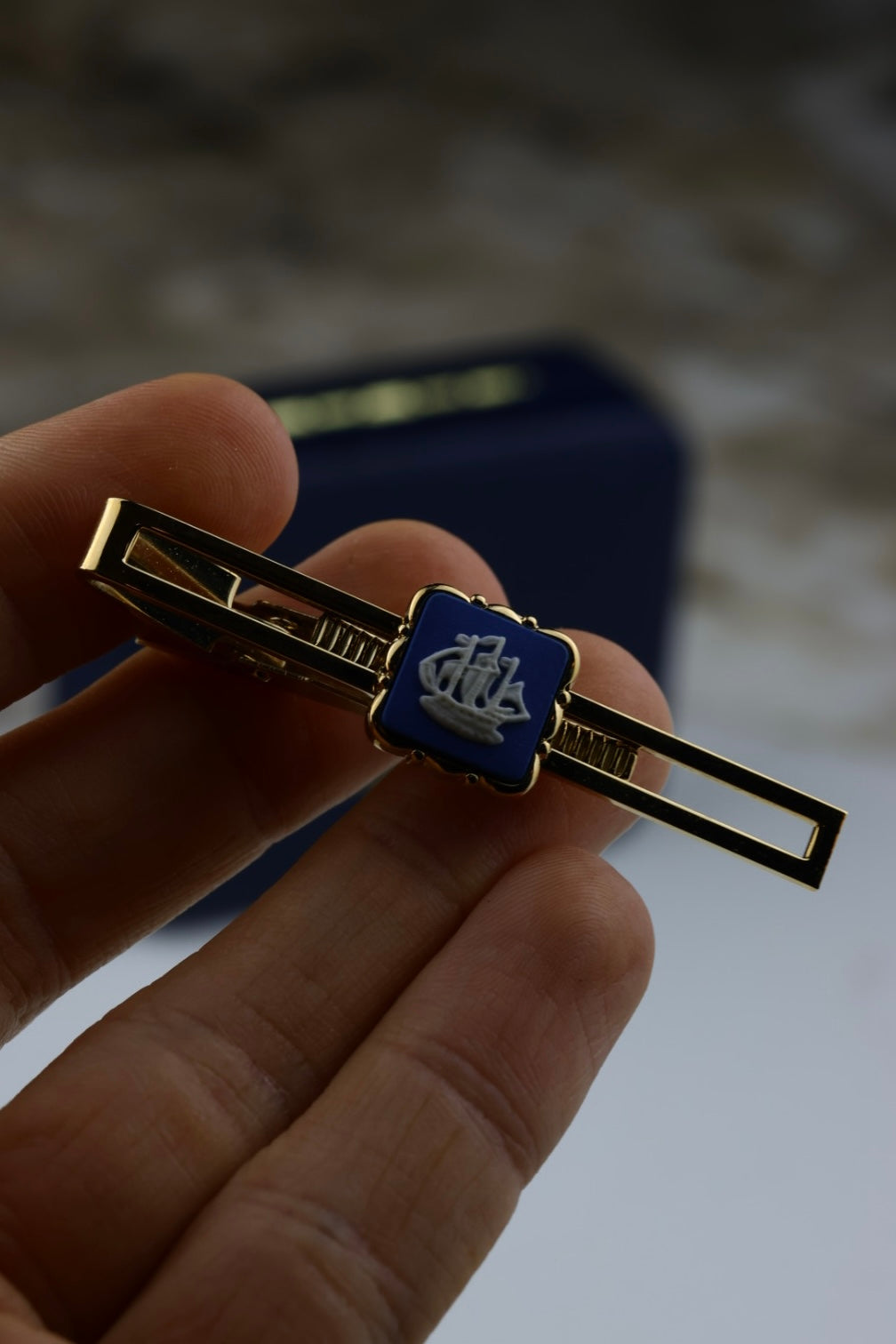 Wedgwood – zestaw spinki do mankietów i spinka do krawata, z błękitnym wypełnieniem i motywem statku (S29)