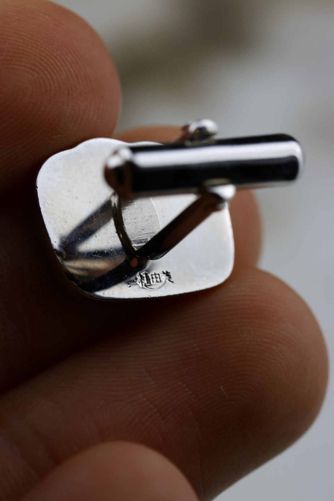 Yumi Katsura – stalowe spinki z czarnym akcentem i białym logo (SP011)