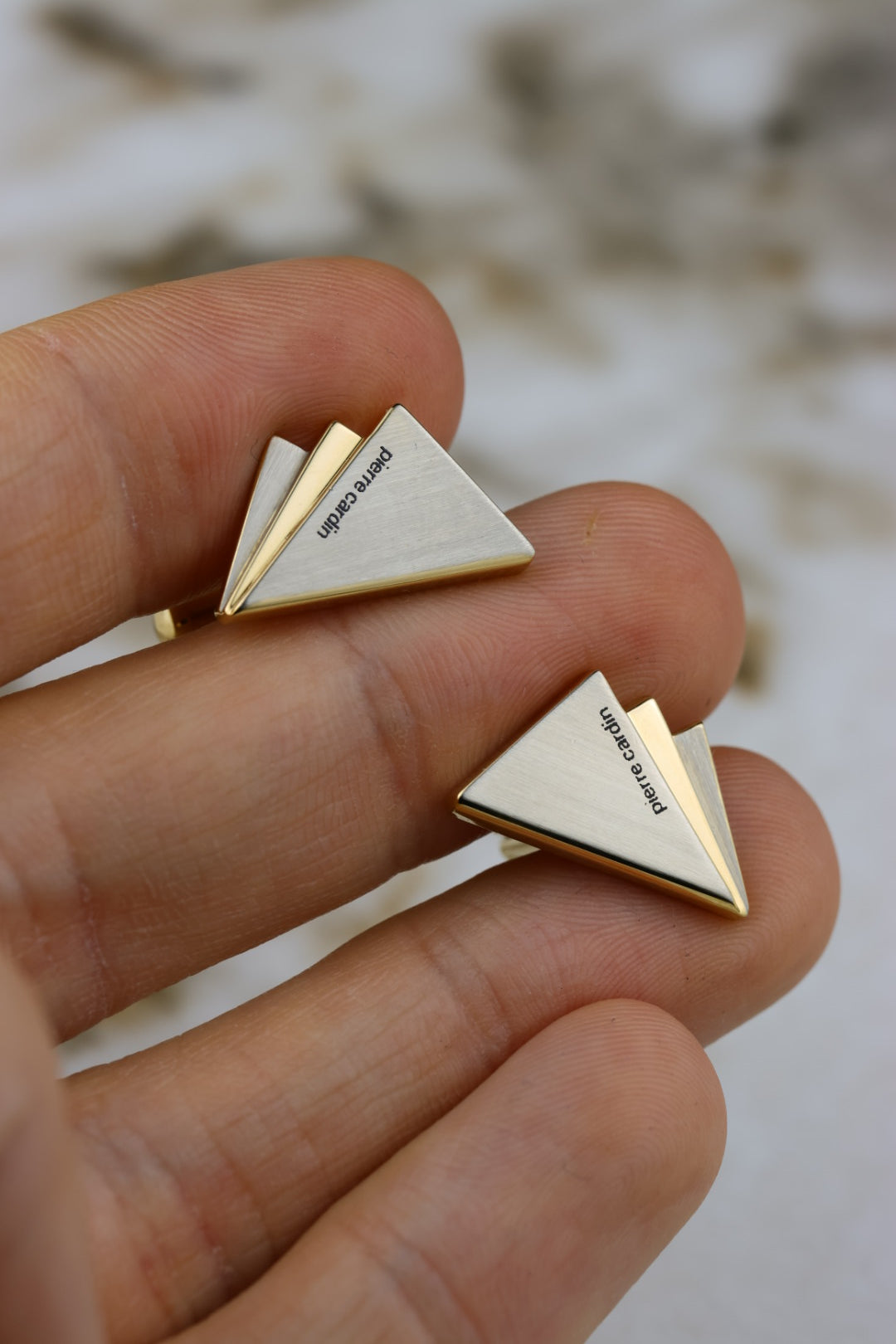 Pierre Cardin – stalowo-pozłacane spinki w kształcie pasma górskiego z czarnym napisem (SP024)