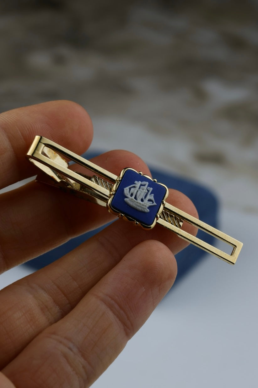 Wedgwood – spinka do krawata, pozłacana z błękitnym wypełnieniem i motywem statku (S32)