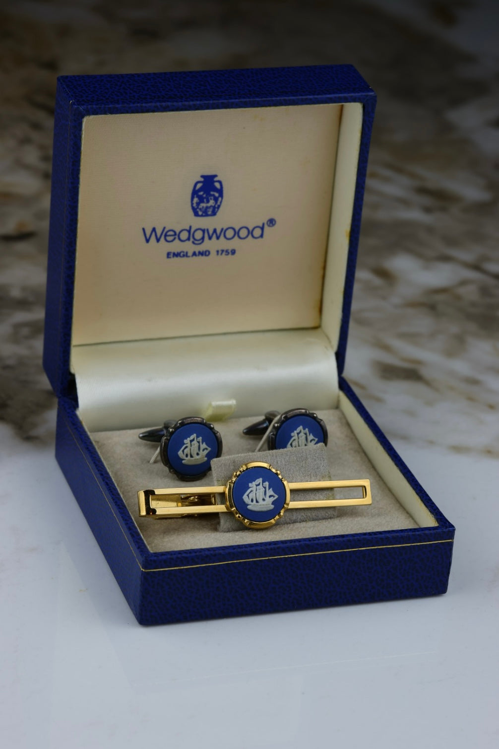 Wedgwood – zestaw spinki do mankietów i spinka do krawata, motyw żaglowca na błękitnym tle (S28)