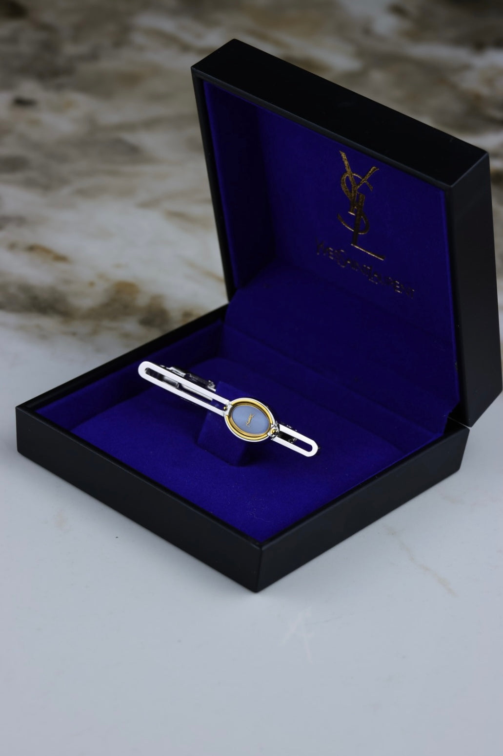 Yves Saint Laurent – spinka do krawata, srebrna z błękitnym emaliowanym detalem (S24)