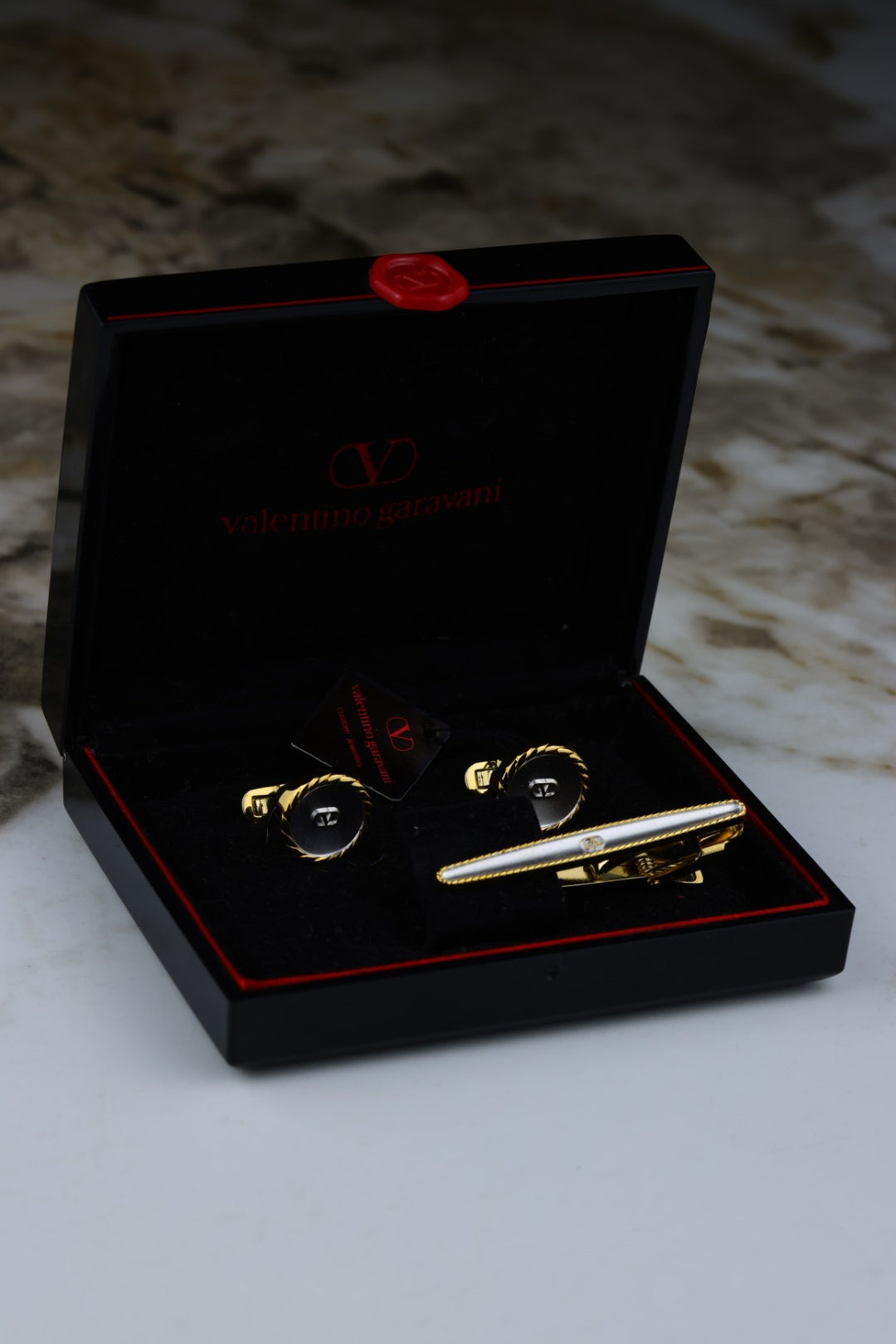 Valentino Garavani – zestaw spinki do mankietów i spinka do krawata, srebrno-złoty kolor (S26)