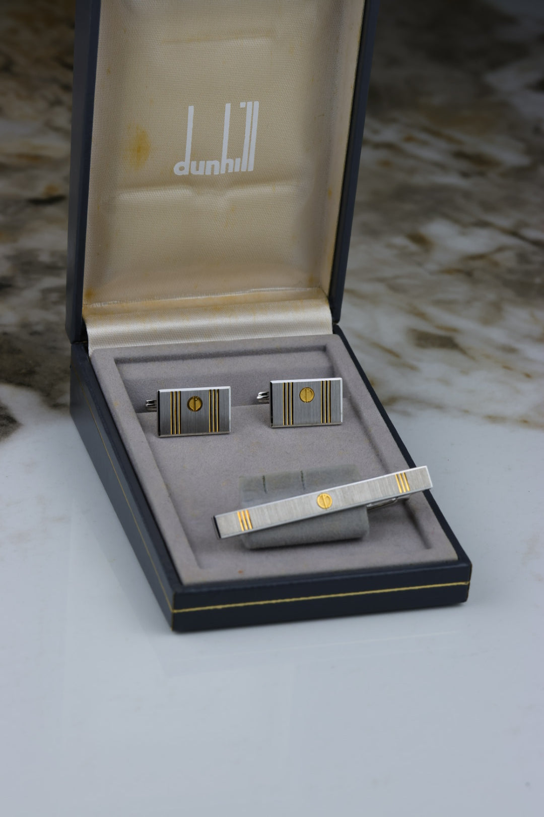 Dunhill – spinki do mankietów i spinka do krawatu, stal szczotkowana ze złotymi akcentami (S39)