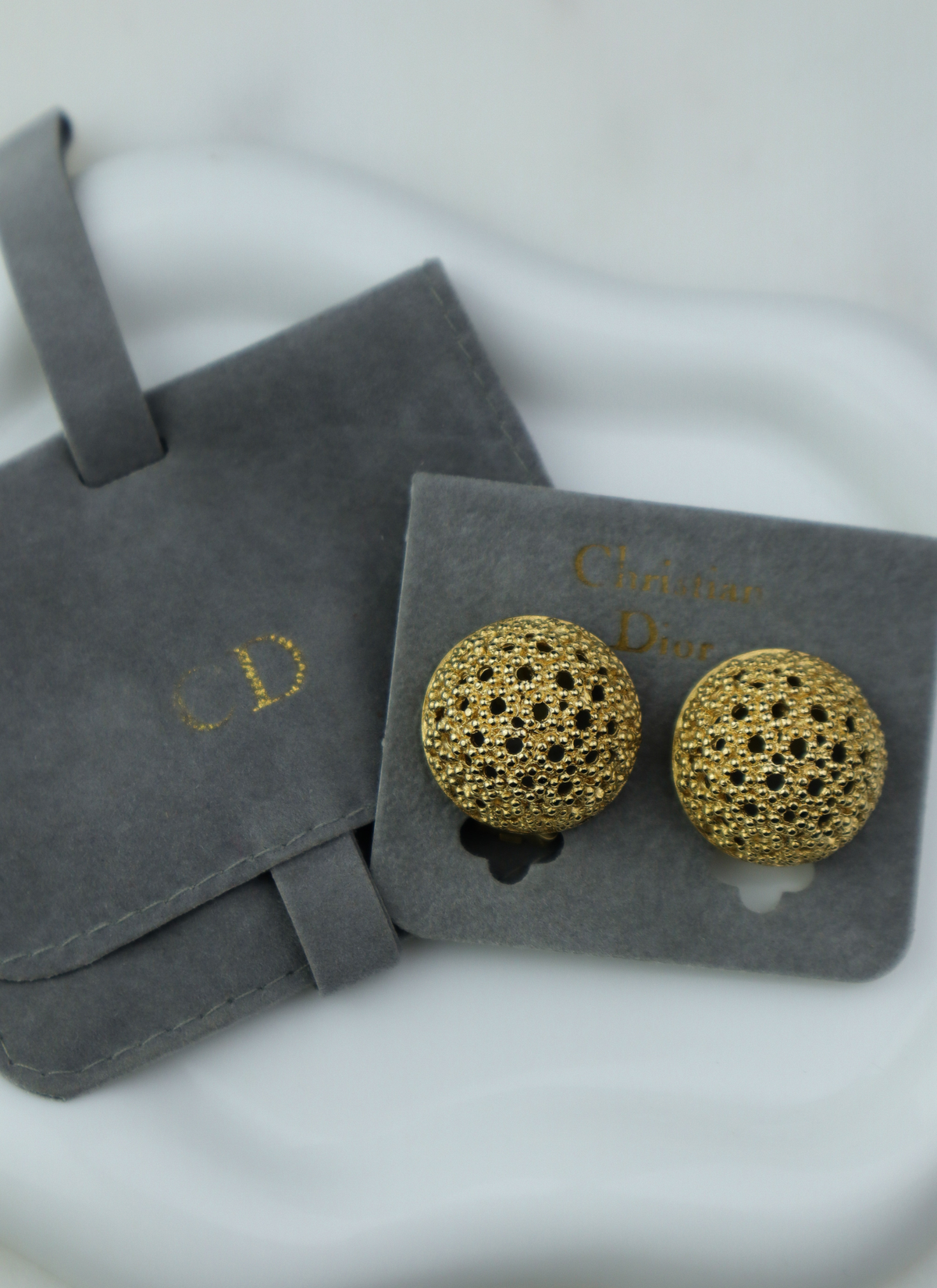 Christian Dior pozłacane kopułkowe ażurowe klipsy