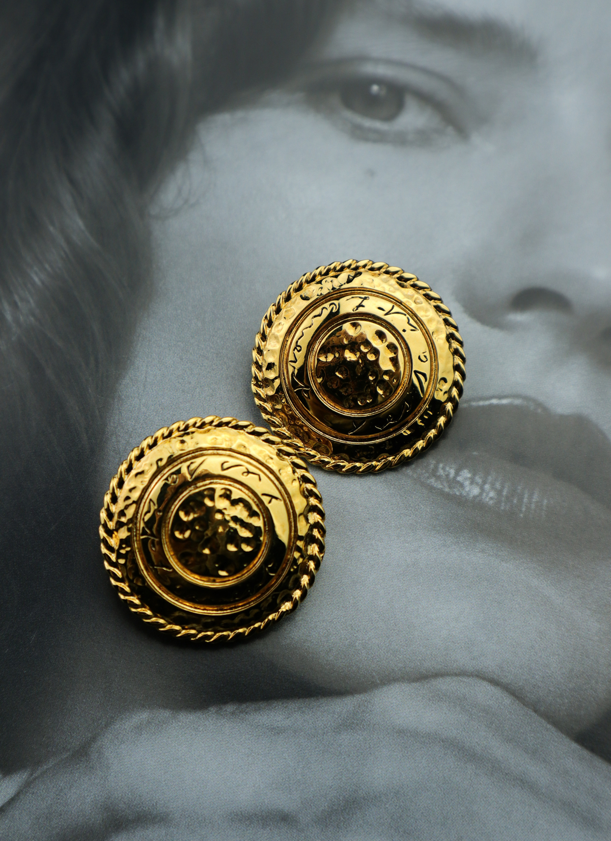 Yves Saint Laurent vintage klipsy medaliony