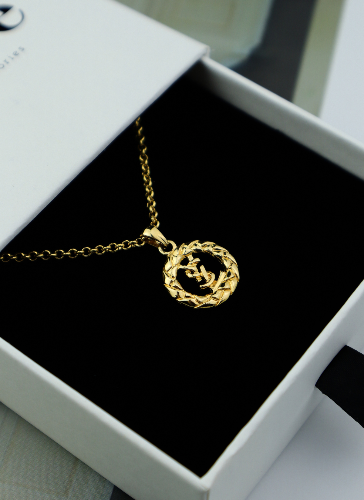 Yves Saint Laurent vintage naszyjnik z medalionem Cassandre