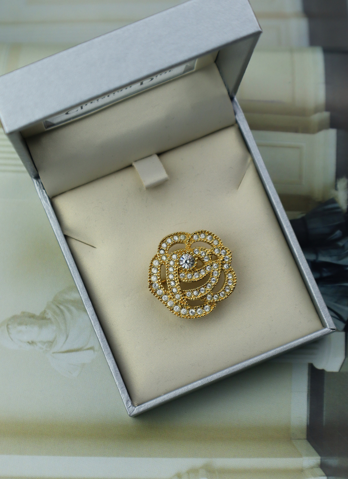 Christian Dior vintage broszka kwiat z kryształkami