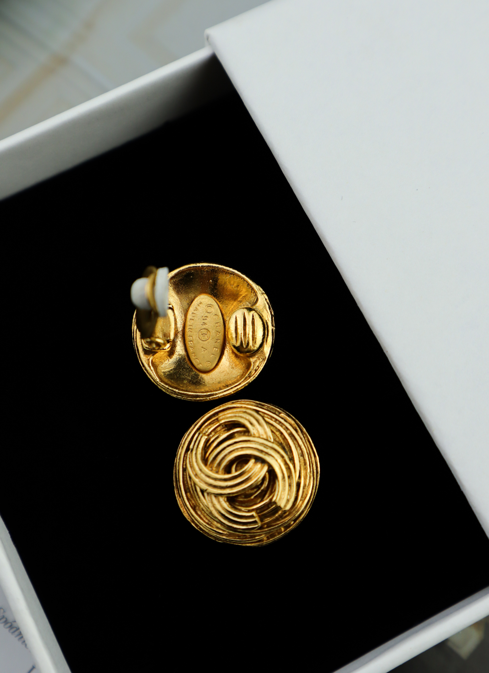 Chanel - klipsy vintage jesień 1994 r. z reliefowym CC