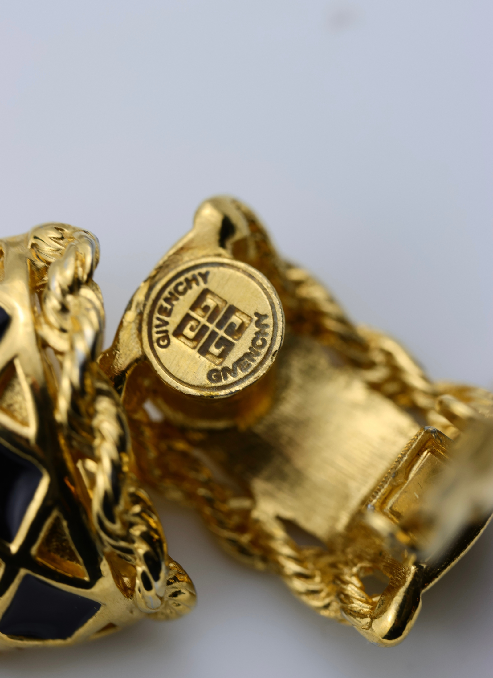 Givenchy - czarno złote klipsy