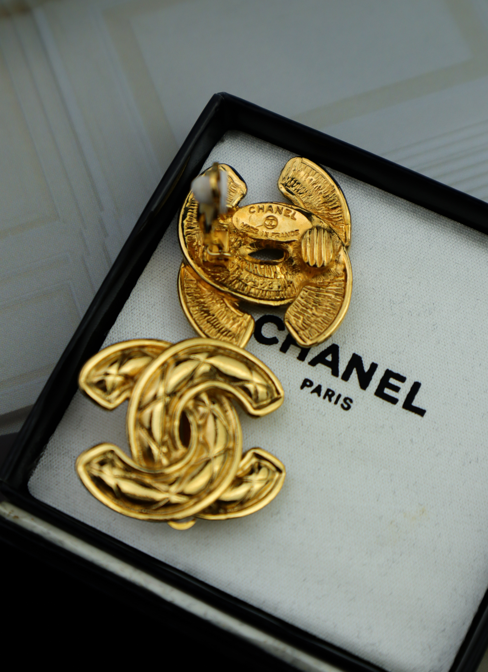 Chanel - klipsy z rzeźbiarskim CC vintage z pudełkiem