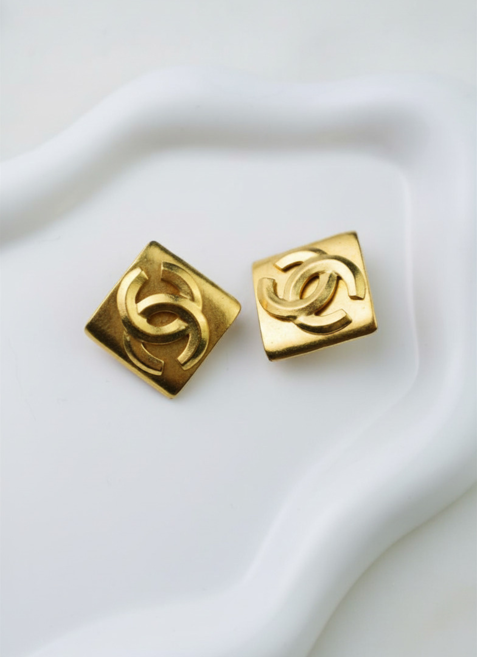 Chanel - klipsy vintage deltoidalne CC wiosna lato 1996 r.
