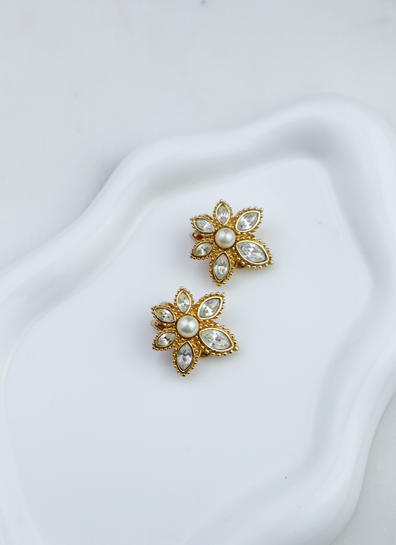 Christian Dior - vintage klipsy Kwiaty z Perłą i Kryształami