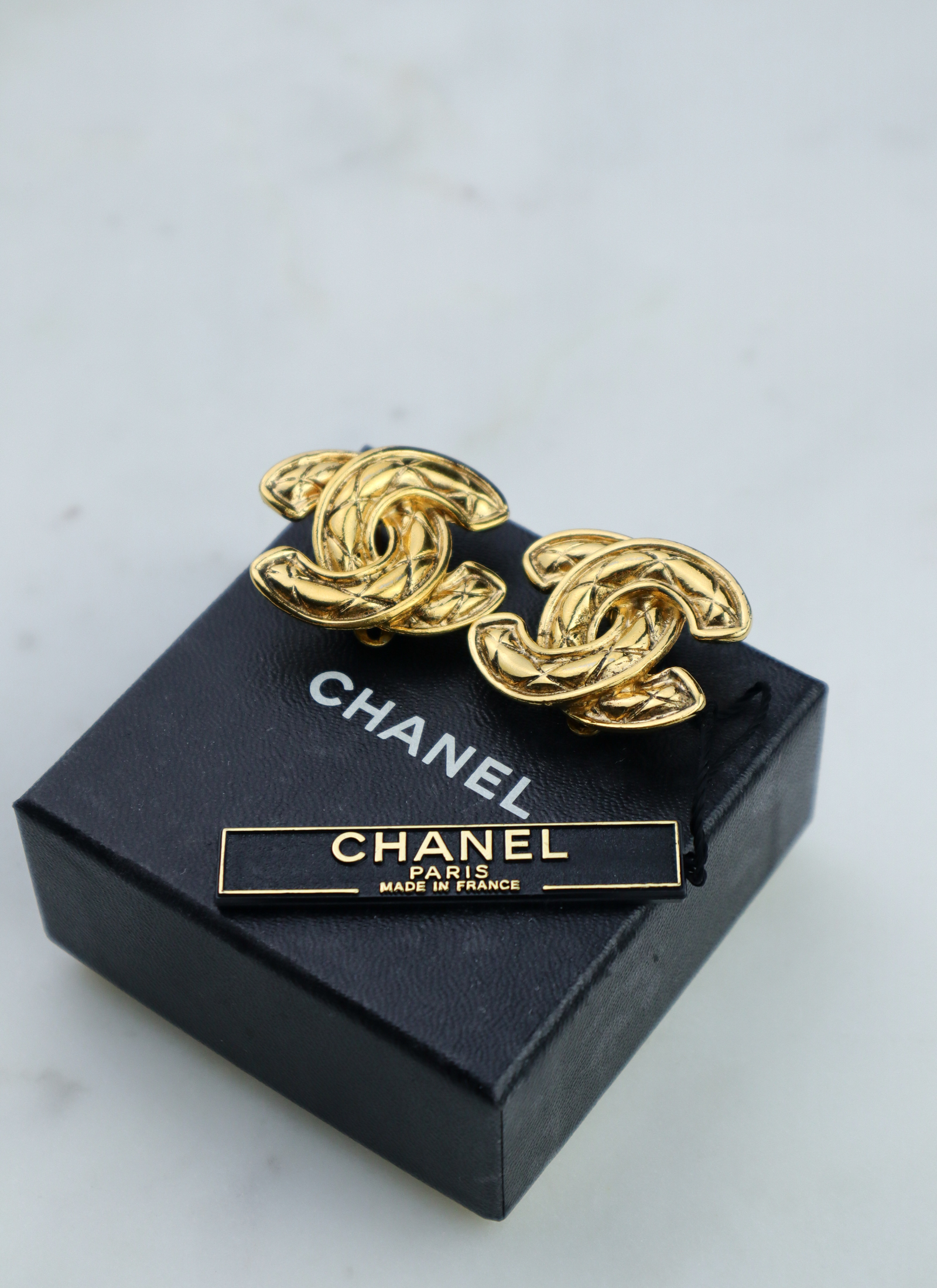 Chanel - klipsy z rzeźbiarskim CC vintage z pudełkiem