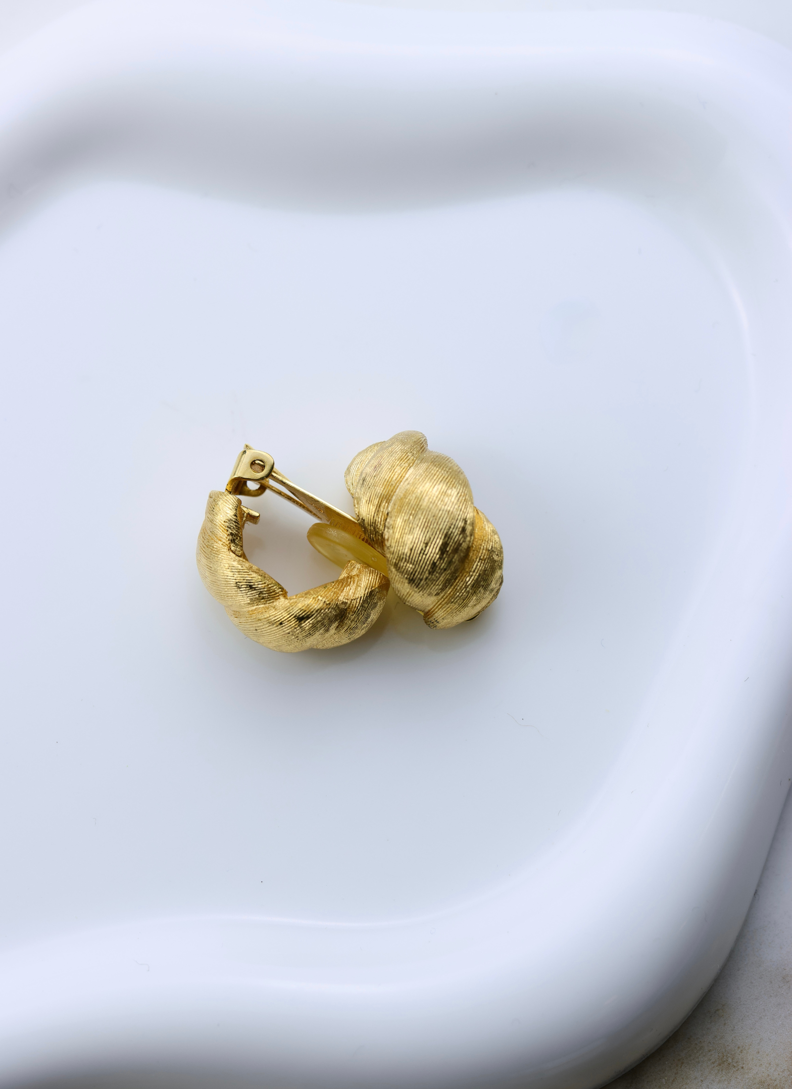 Christian Dior - skręcane złote klipsy