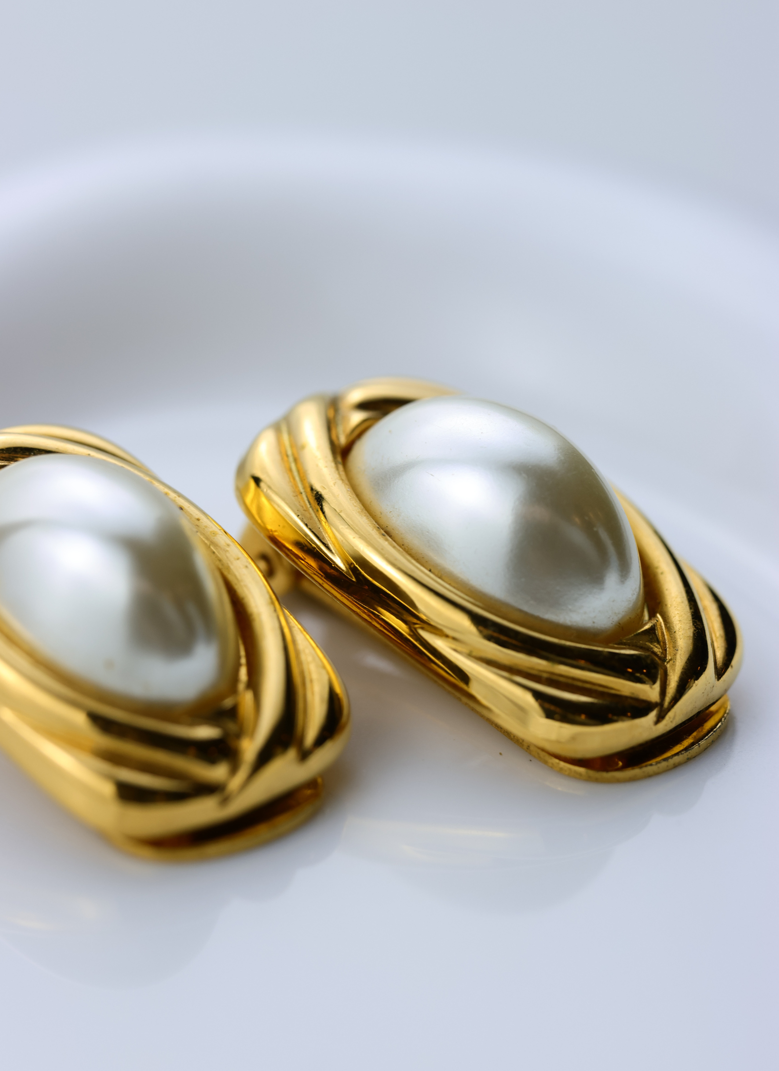 Lanvin - złote klipsy z perłą