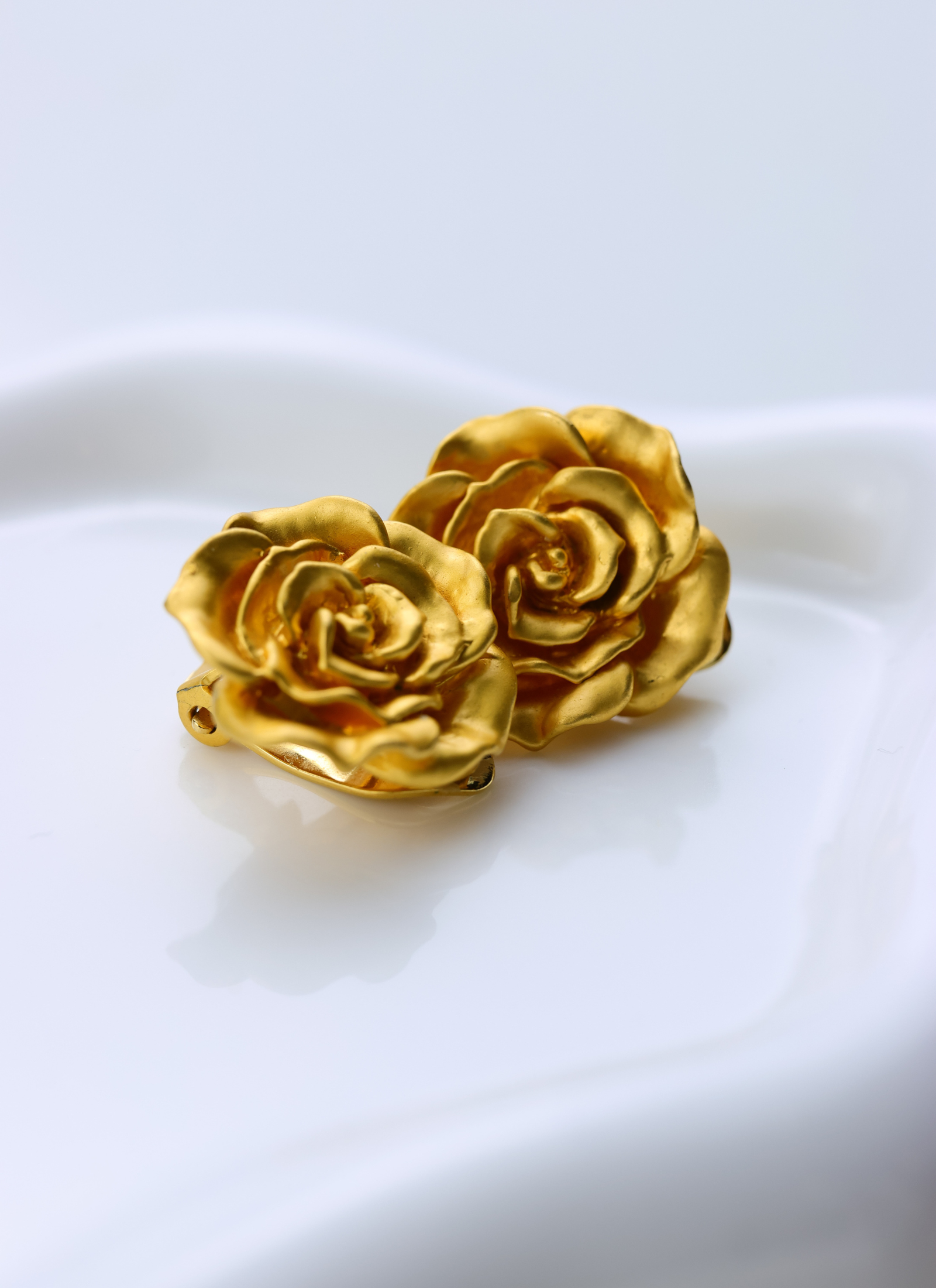 KENZO - klipsy złote róże