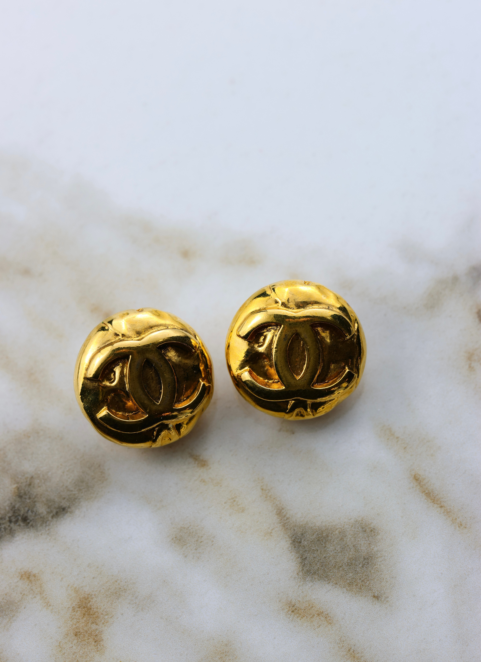 CHANEL - klasyczne pozłacane klipsy vintage