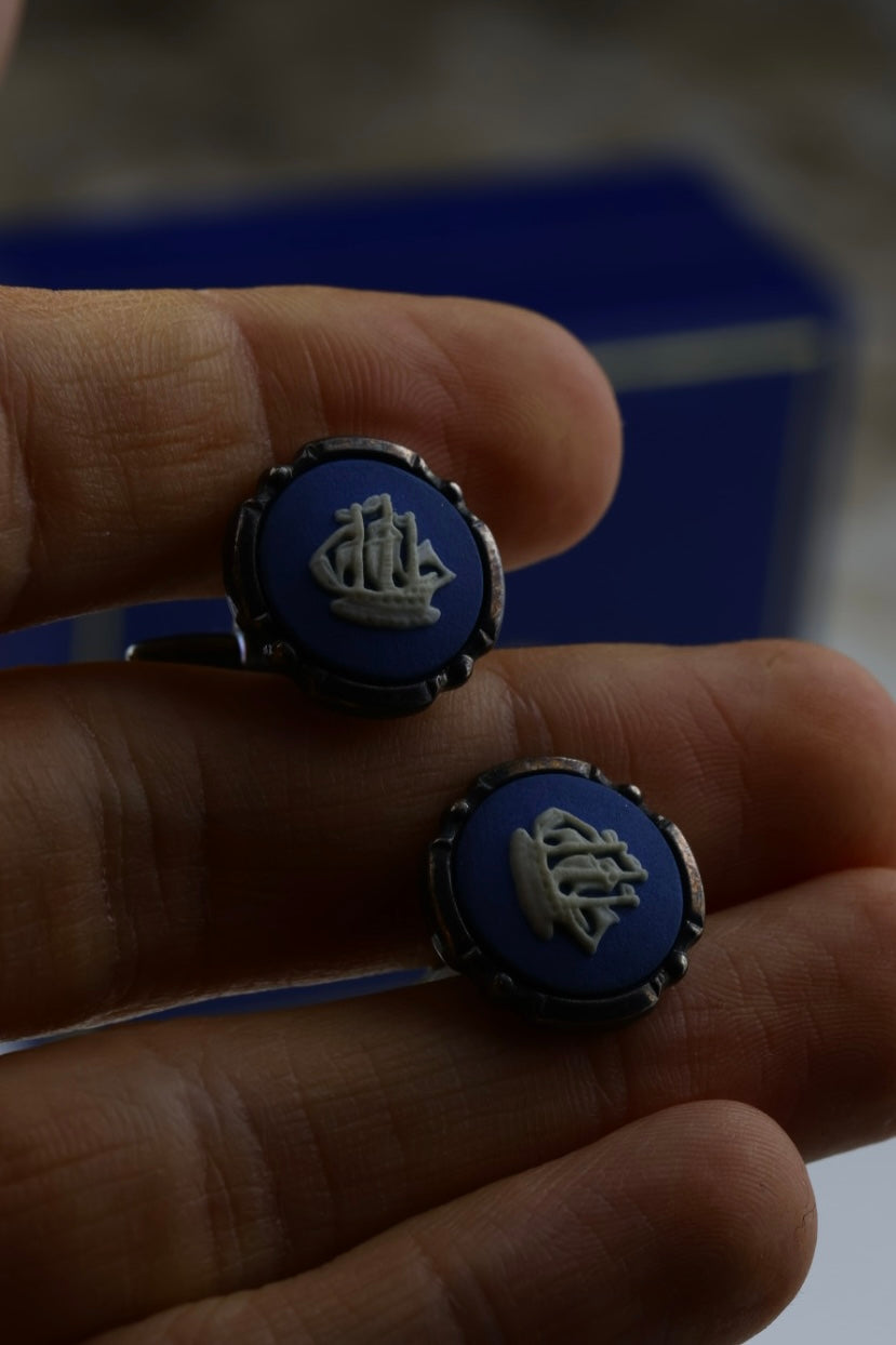 Wedgwood – zestaw spinki do mankietów i spinka do krawata, motyw żaglowca na błękitnym tle (S28)