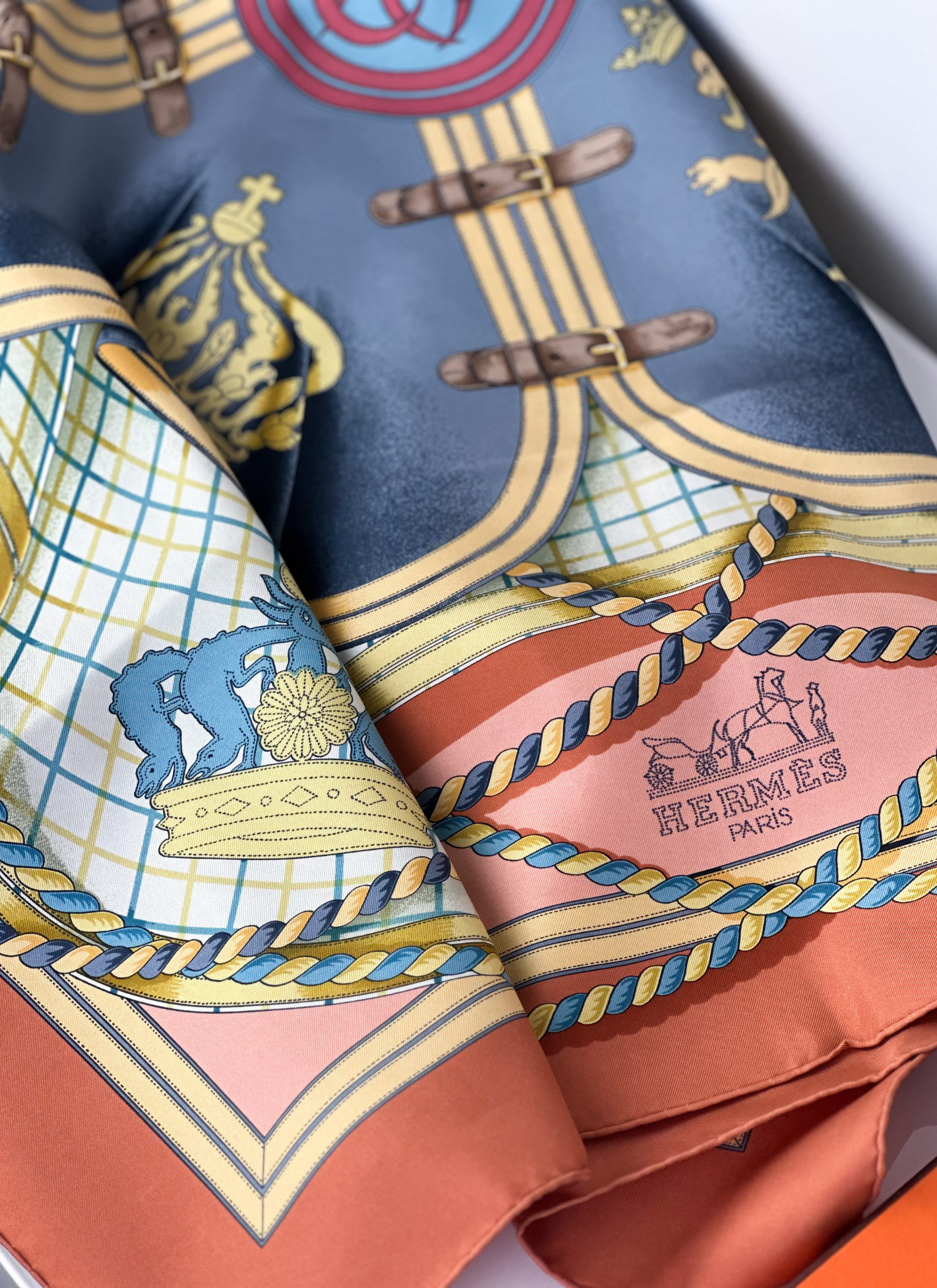 Hermès - jedwabna apaszka "Grande Tenue"