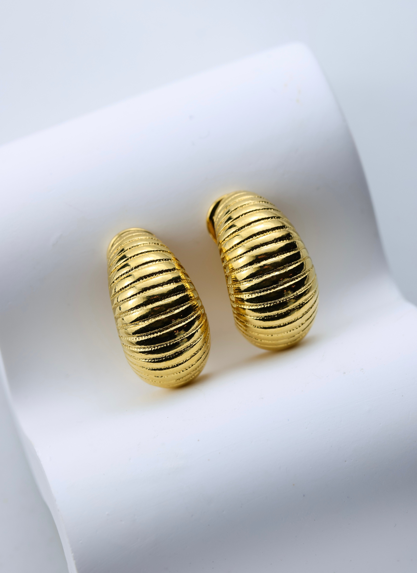 Monet - klasyczne pozłacane klipsy