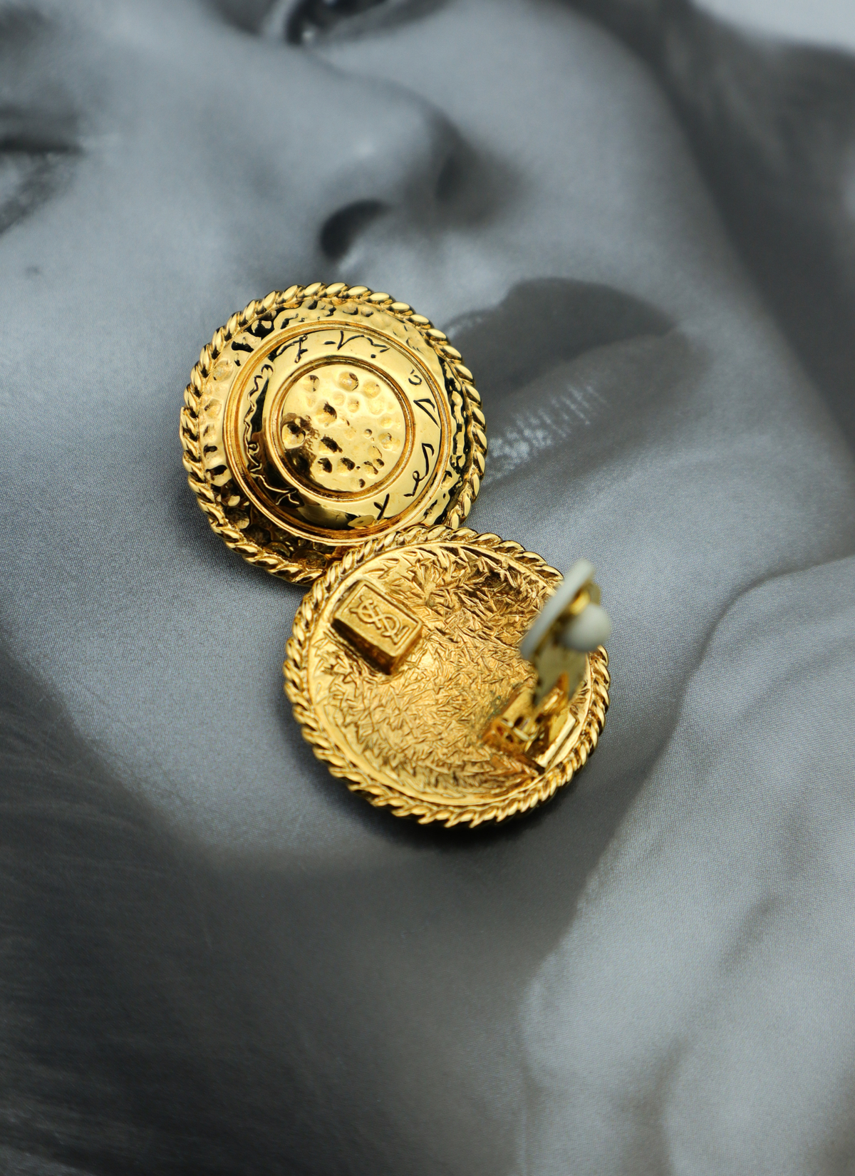 Yves Saint Laurent vintage klipsy medaliony