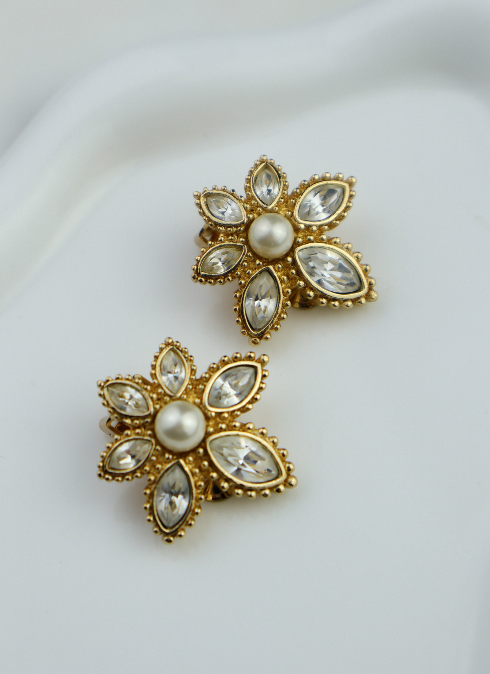 Christian Dior - vintage klipsy Kwiaty z Perłą i Kryształami