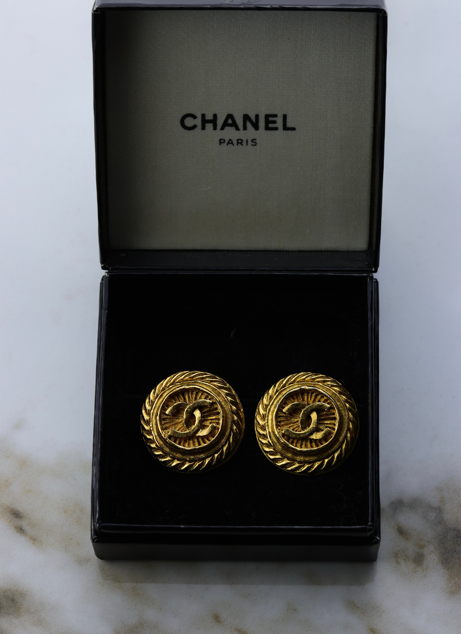 CHANEL - pozłacane zdobne klipsy