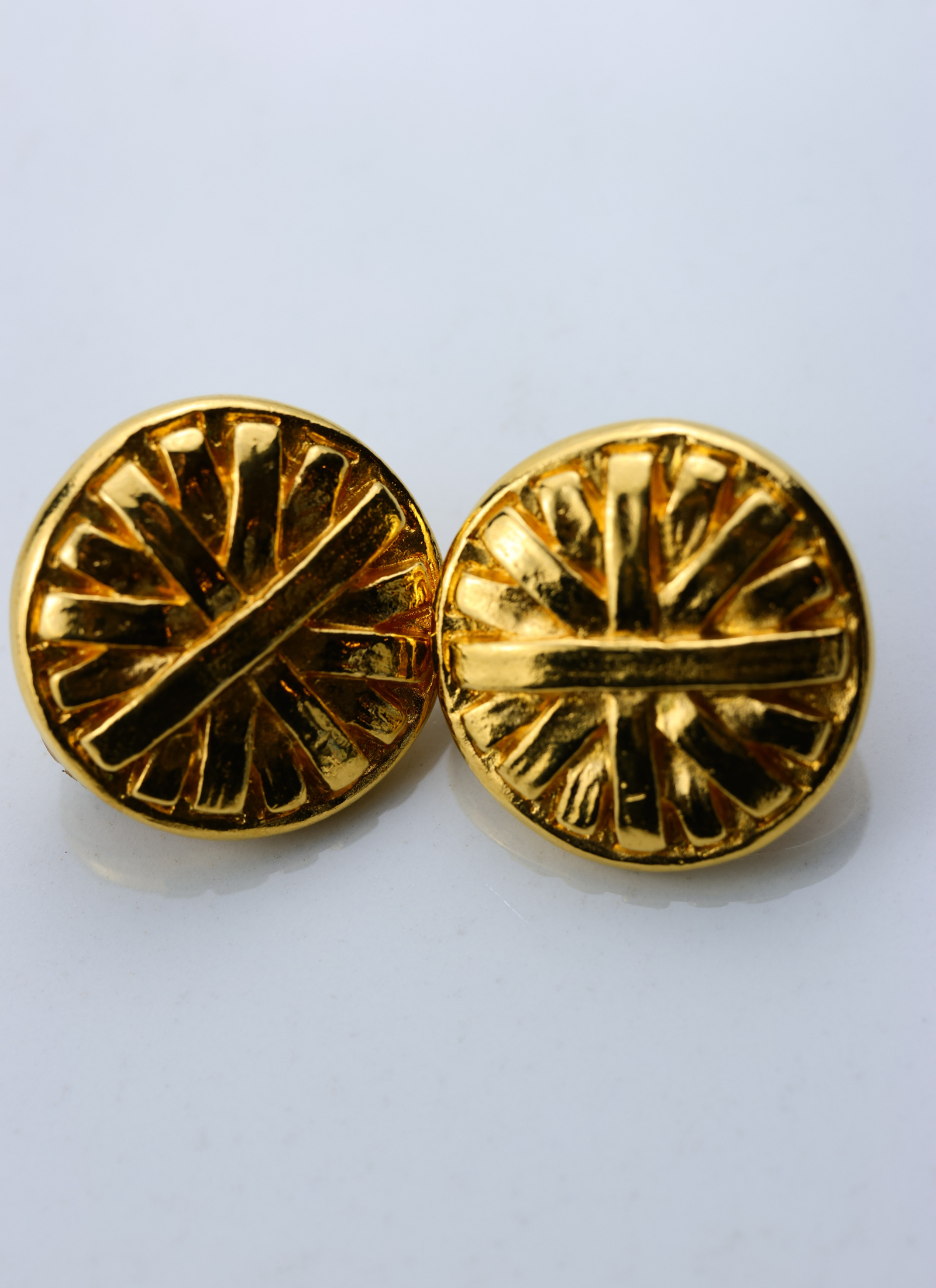 Givenchy - klipsy złote rzeźbione okręgi