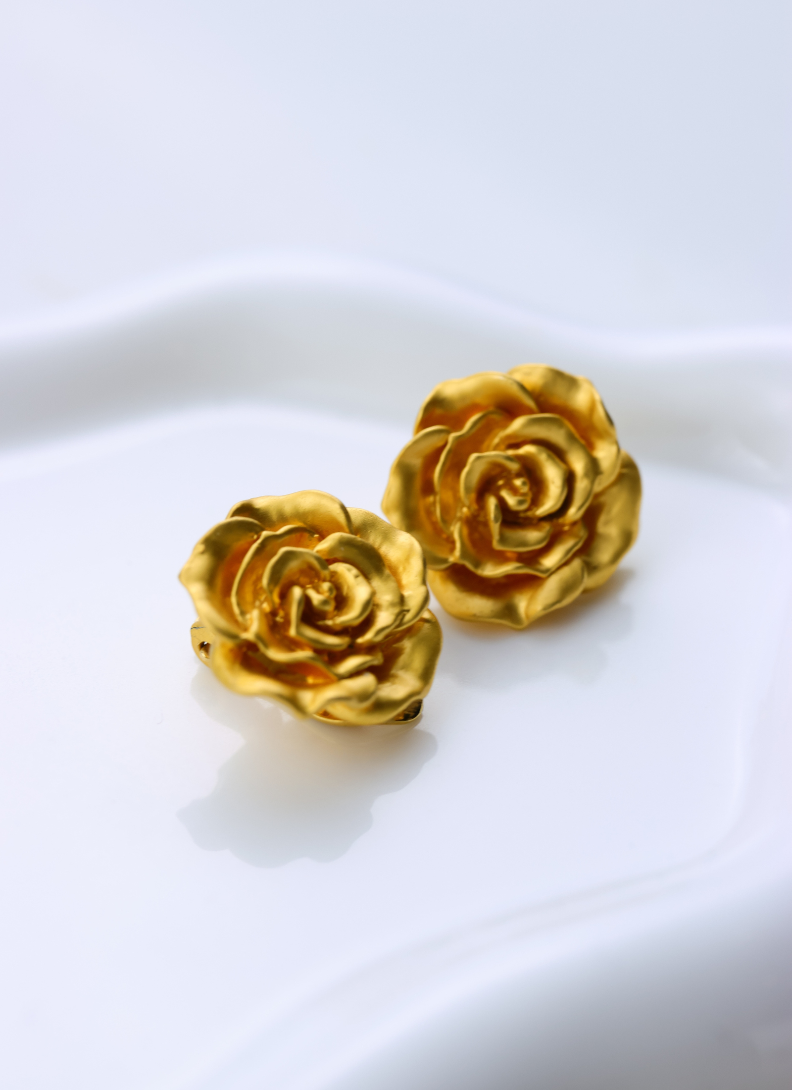 KENZO - klipsy złote róże