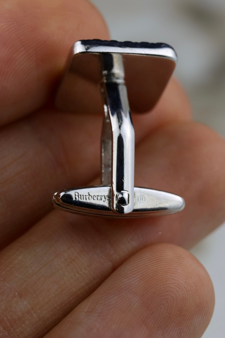 Burberry – stalowe kwadratowe spinki z motywem fali (SP014)