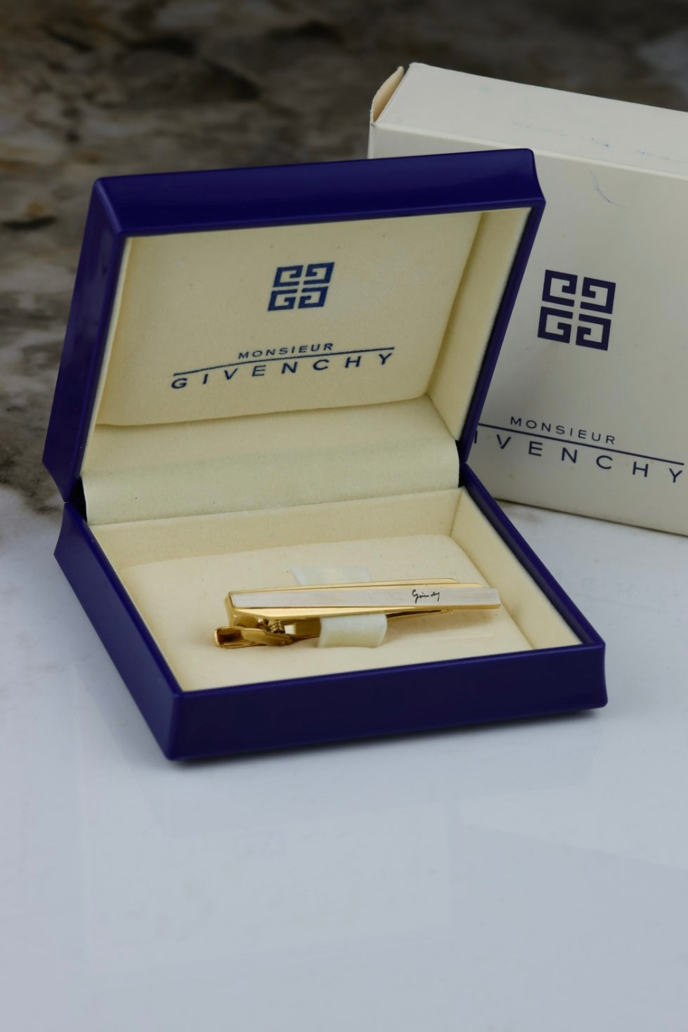 Givenchy – spinka do krawata, stalowo-złota z czarnym napisem logo (S36)