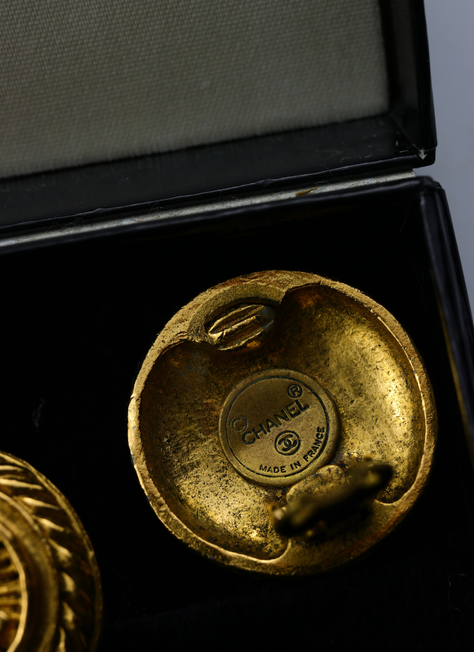 CHANEL - pozłacane zdobne klipsy