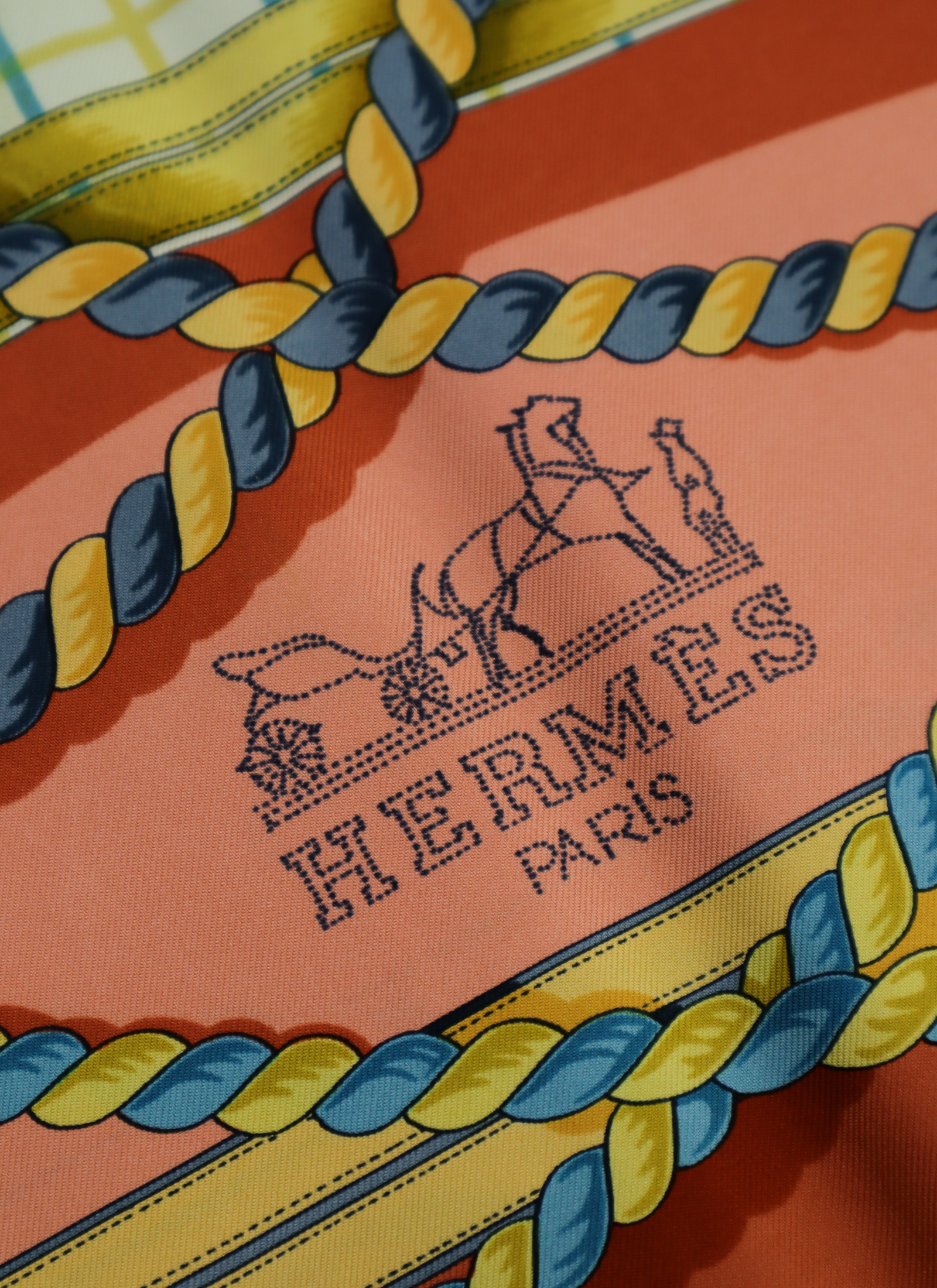 Hermès - jedwabna apaszka "Grande Tenue"