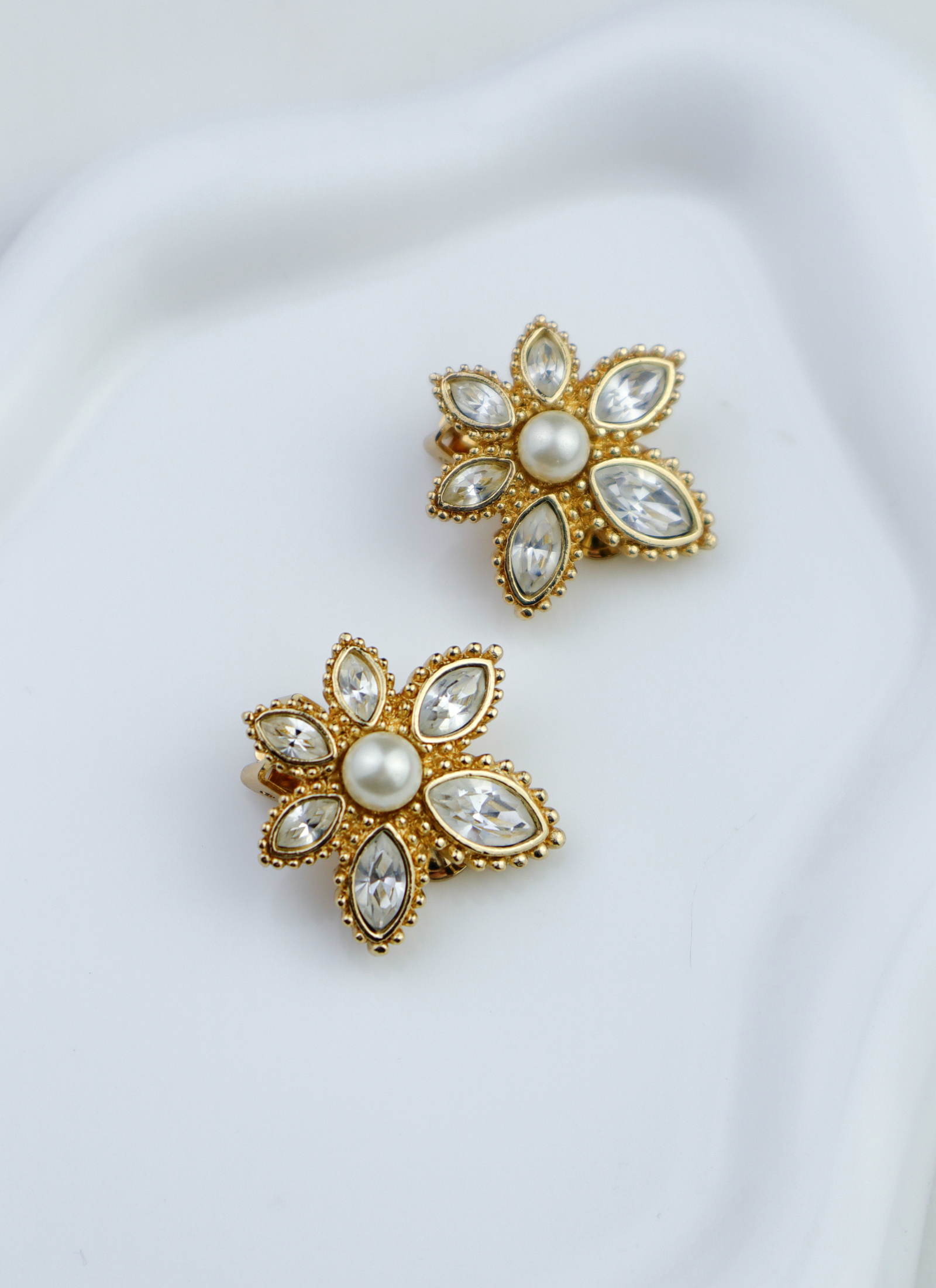 Christian Dior - vintage klipsy Kwiaty z Perłą i Kryształami