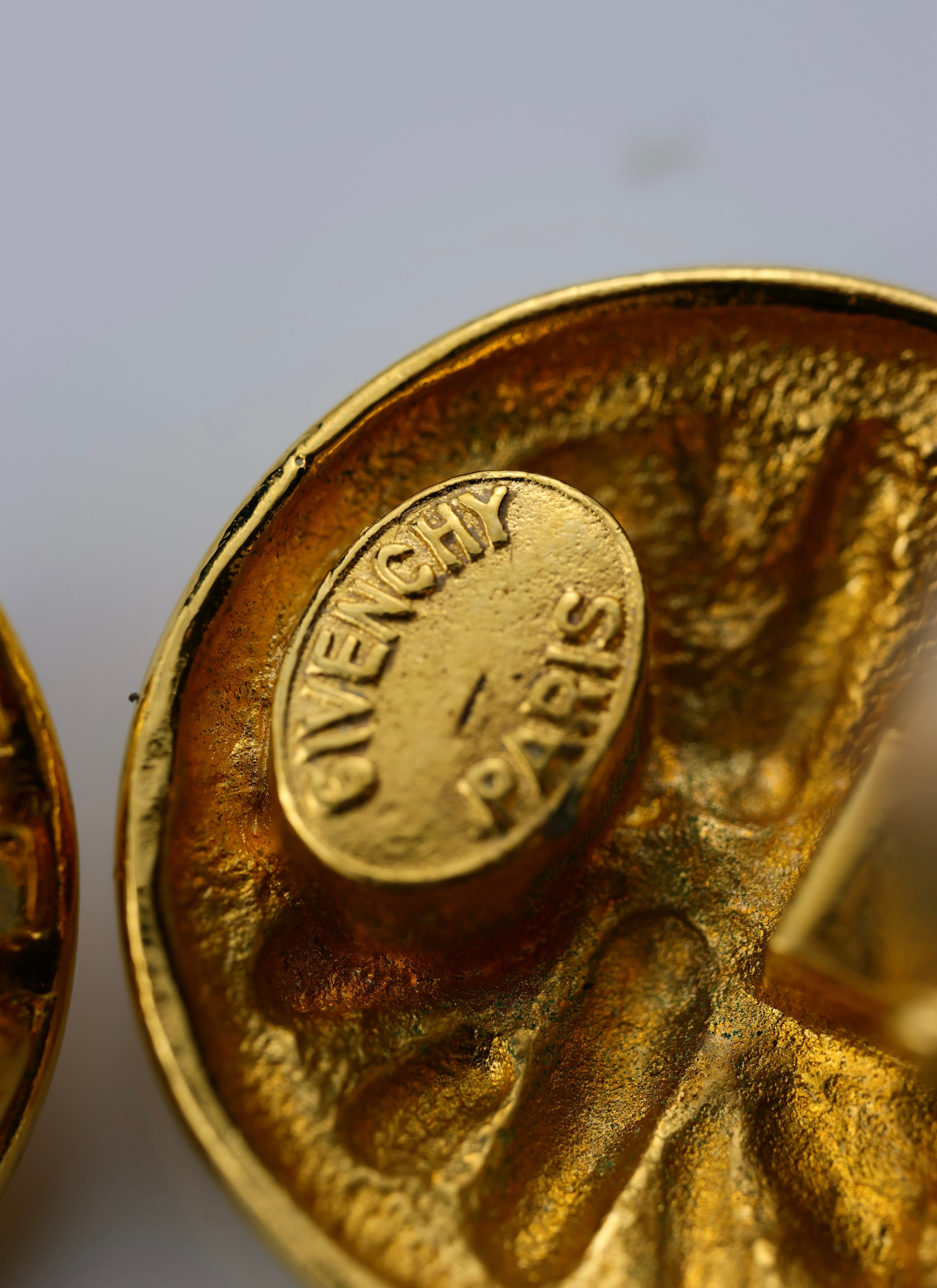 Givenchy - klipsy złote rzeźbione okręgi