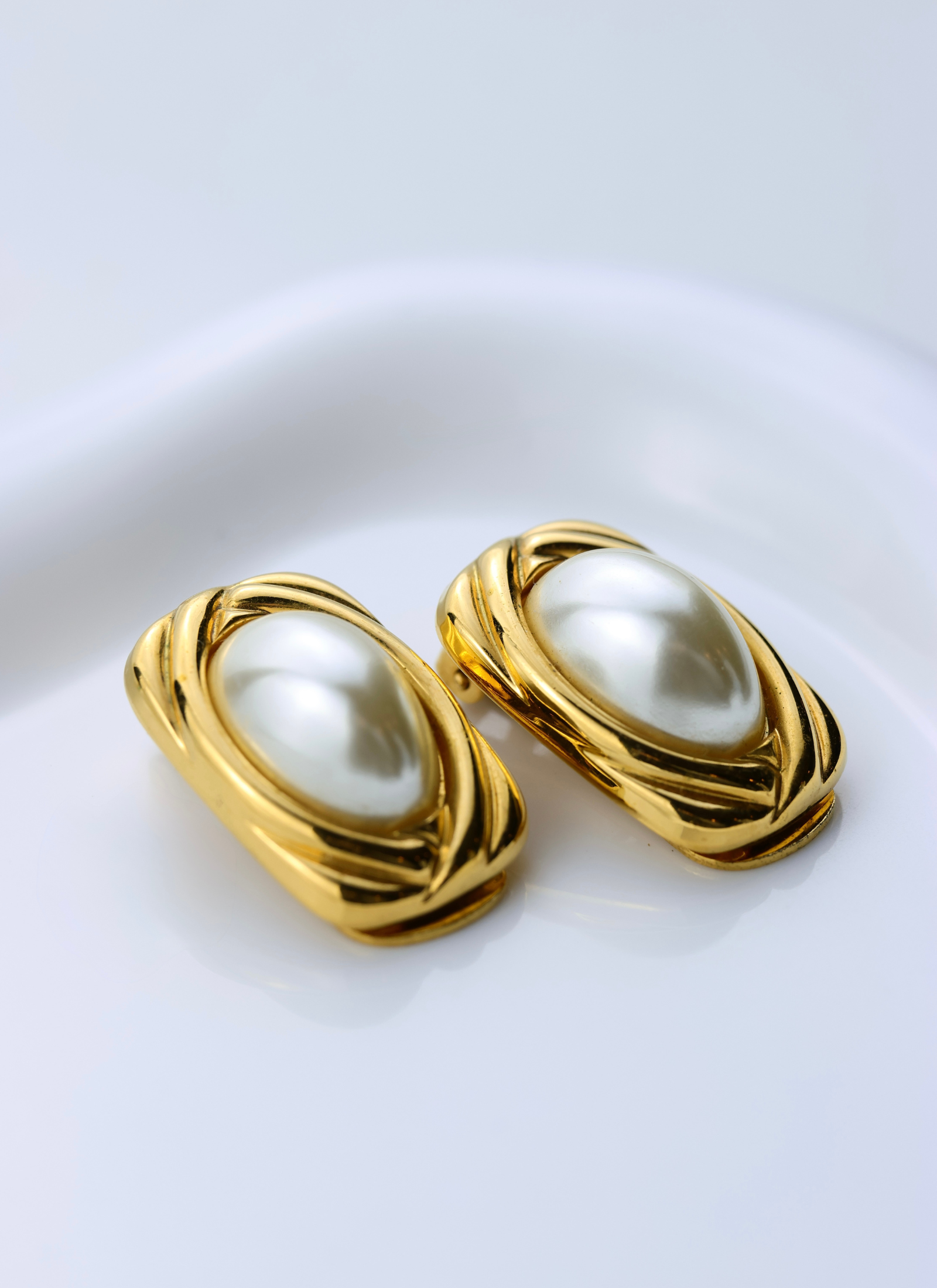 Lanvin - złote klipsy z perłą