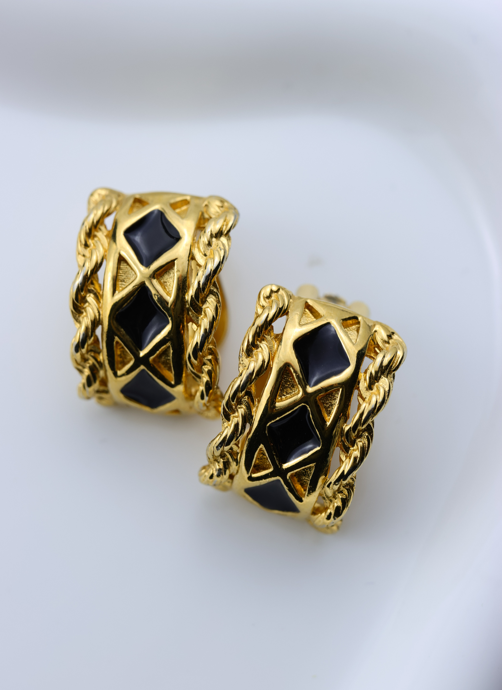 Givenchy - czarno złote klipsy