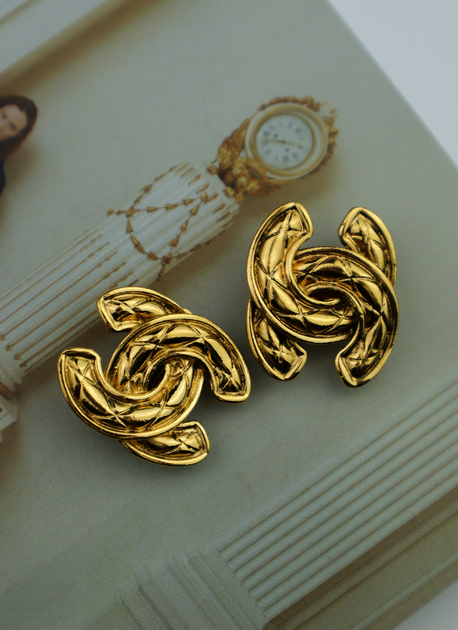 Chanel - klipsy z rzeźbiarskim CC vintage z pudełkiem