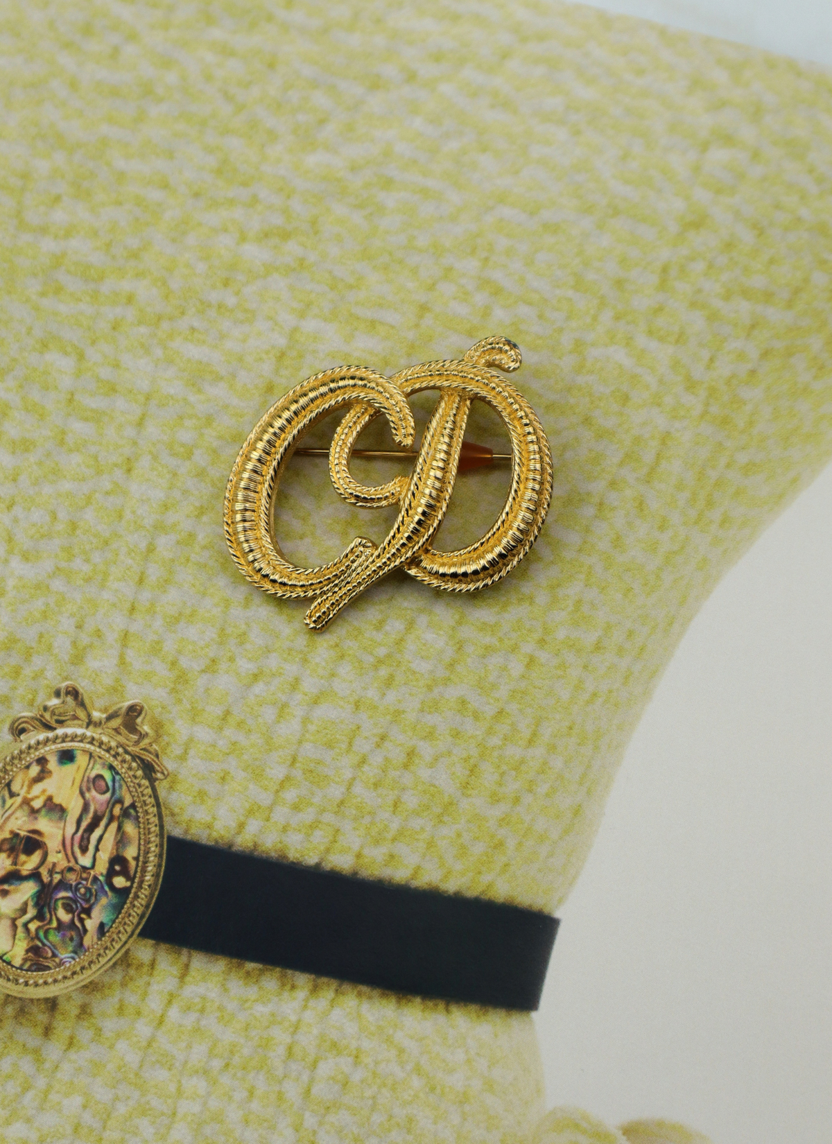 Christian Dior vintage broszka spleciony monogram CD