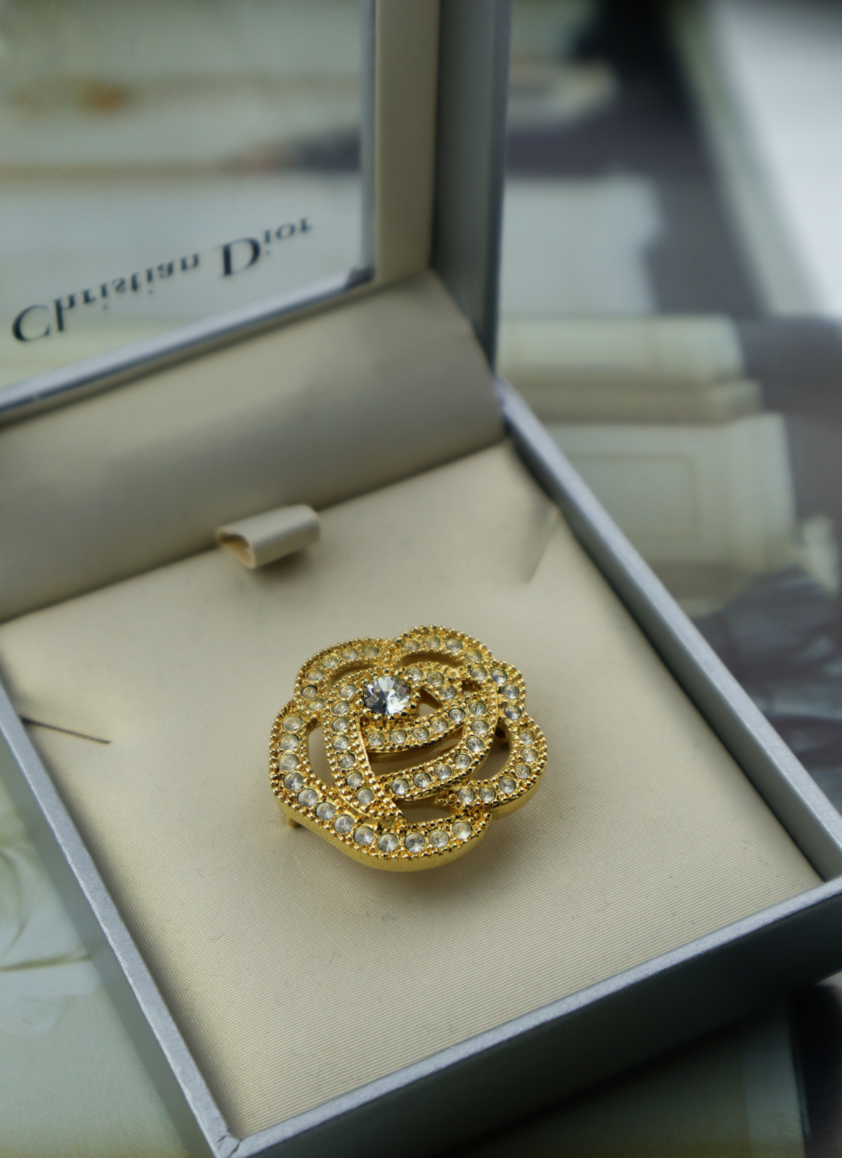 Christian Dior vintage broszka kwiat z kryształkami