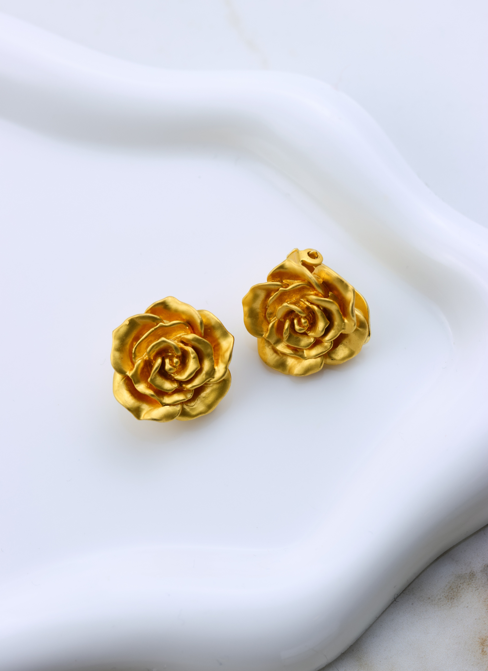 KENZO - klipsy złote róże