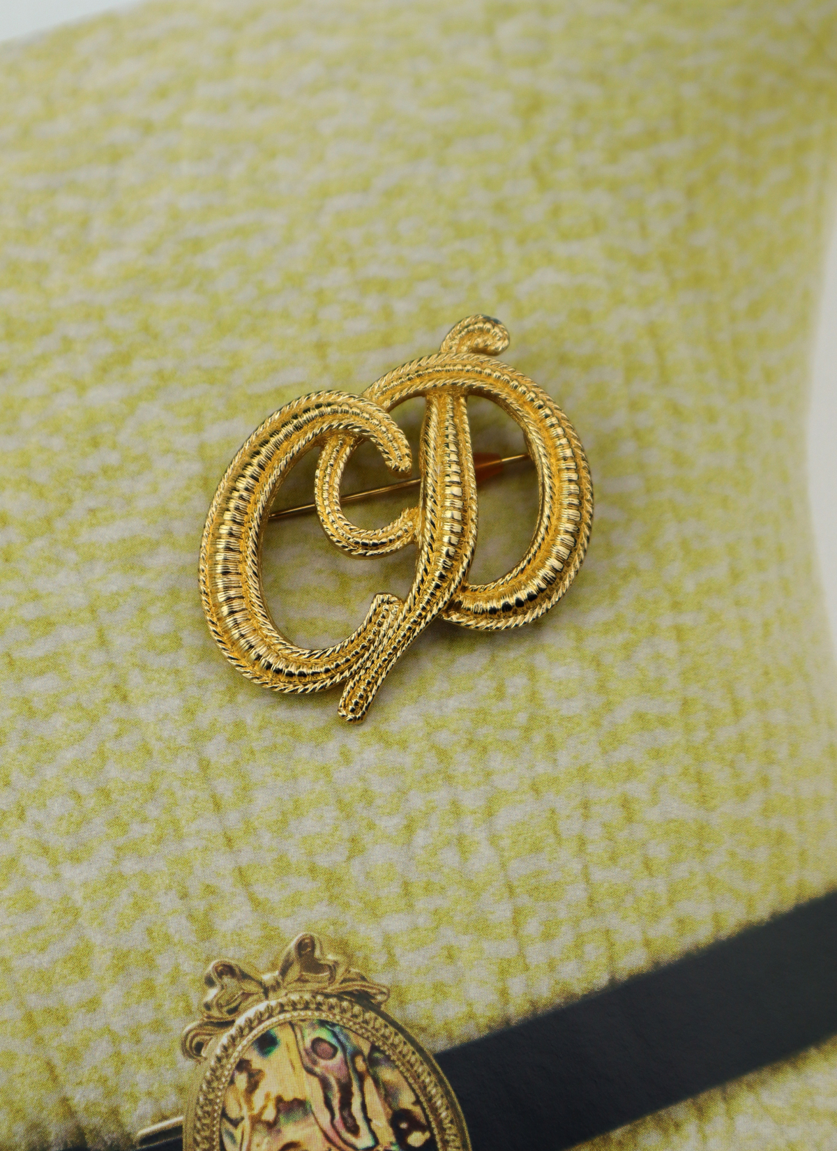 Christian Dior vintage broszka spleciony monogram CD